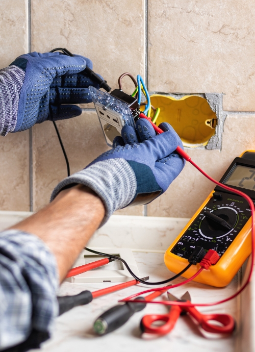 Servicios de electricidad en Reparatodo.cl: instalaciones y reparaciones eléctricas seguras y profesionales.