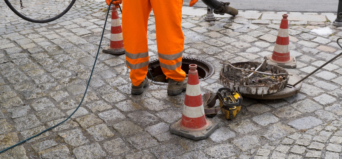 Técnico realizando destape de alcantarillado en Santiago con equipo especializado