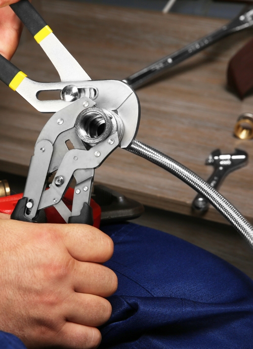 Cambio de flexibles en Reparatodo.cl: reemplazo seguro y profesional de mangueras y conexiones flexibles.