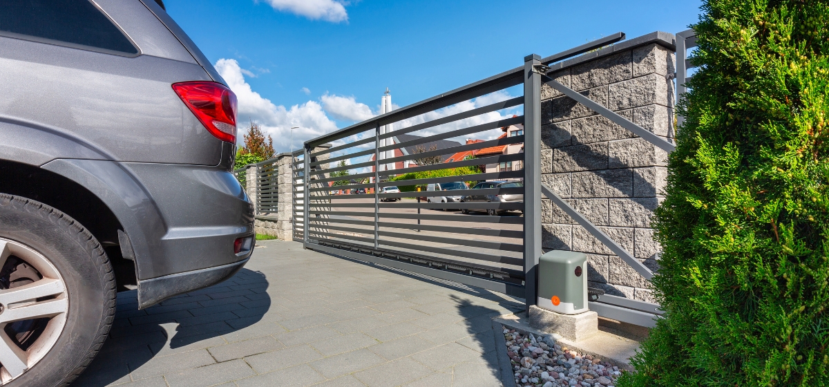 Instalación de estructura metálica en obra residencial para soporte y refuerzo