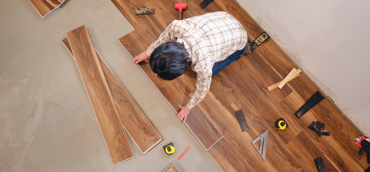 Instalación de pisos de madera en sala de estar para un acabado elegante