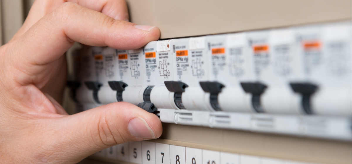 Reparación de cortocircuito en sistema eléctrico residencial