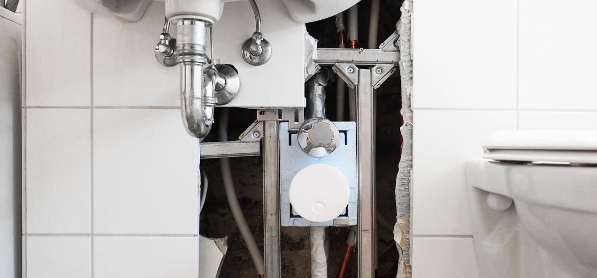 Reparación de cerámica en baño con precisión y materiales de calidad